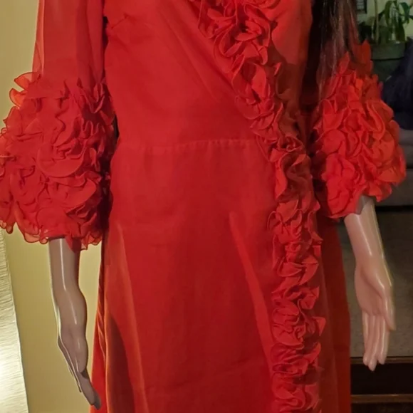 Vintage Red Ruffle 50s Style Robe - Picture 8 of 13